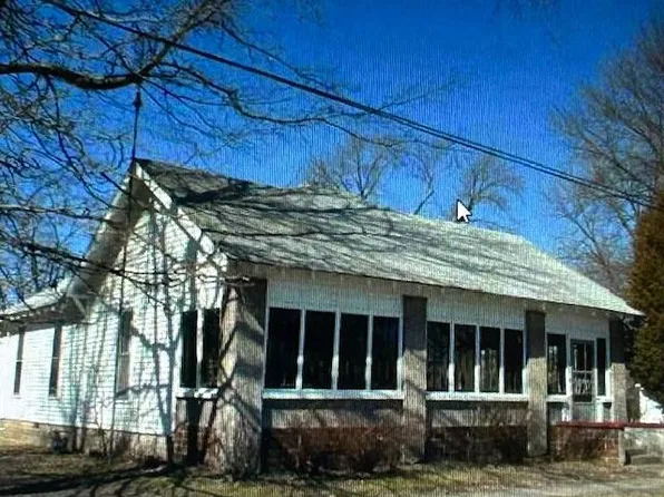 302 S 7th St, Saint Francisville, IL 62460