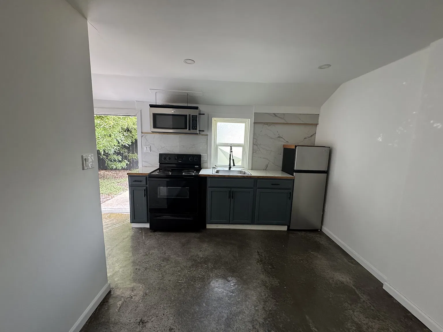 405 East North Street - B — Photo 2