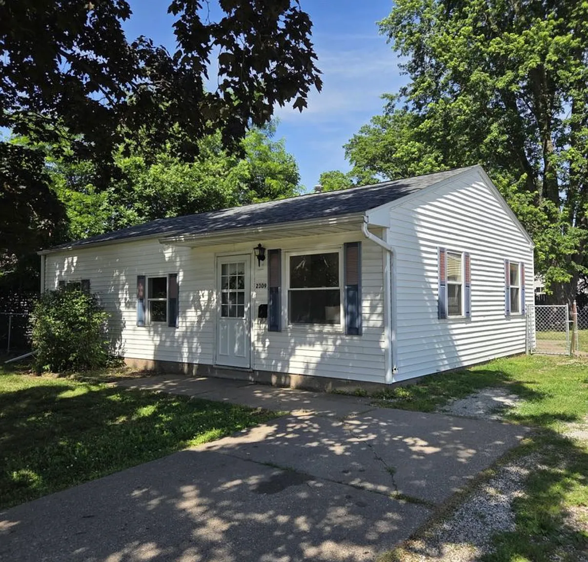3 bed, 816 sqft, $1,350 — Photo 1