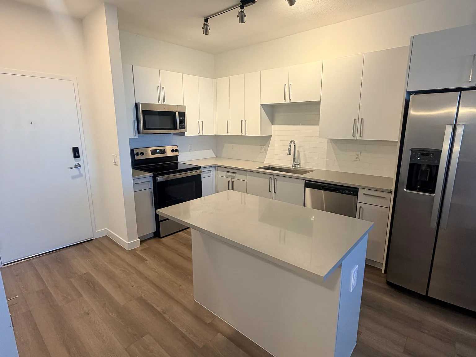 1 bed, 707 sqft, $2,100 — Photo 2