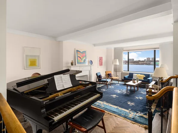 5 Riverside Drive image 2 of 11