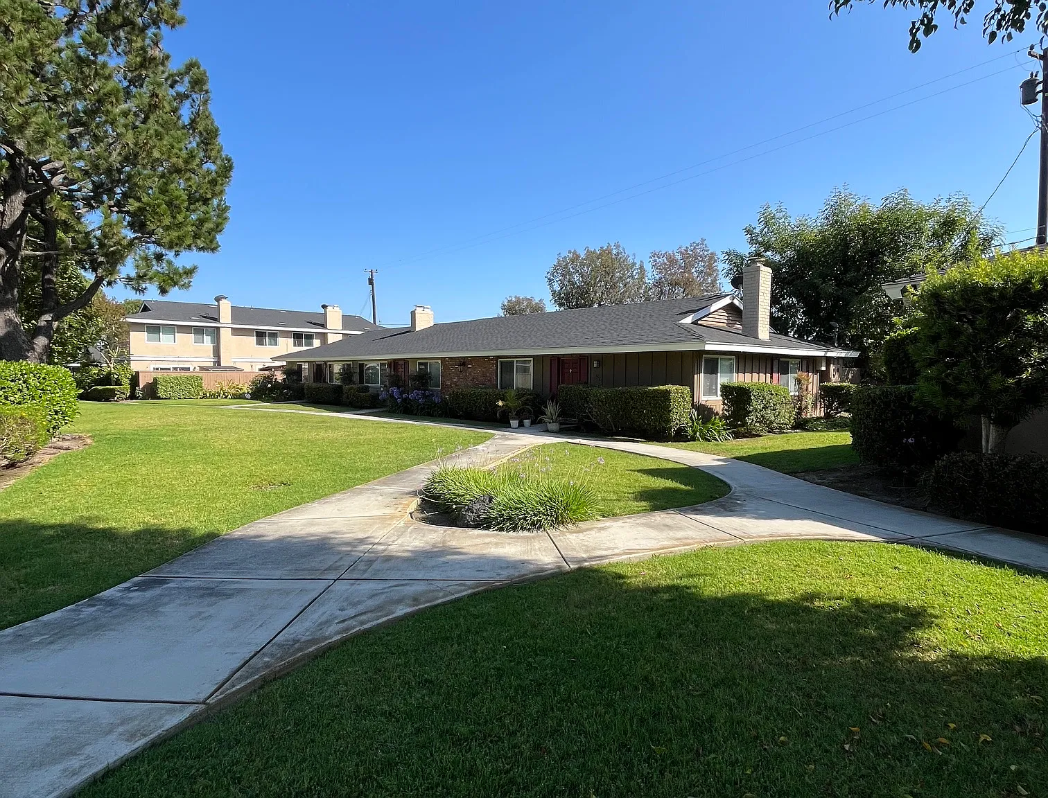 Pointe Newport Apartments — Photo 1
