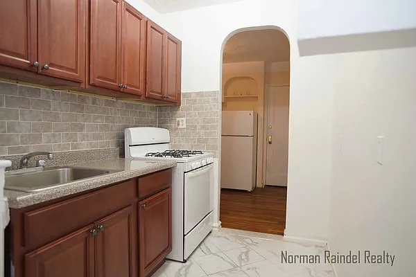 Rented by Norman Raindel, LREB | media 24