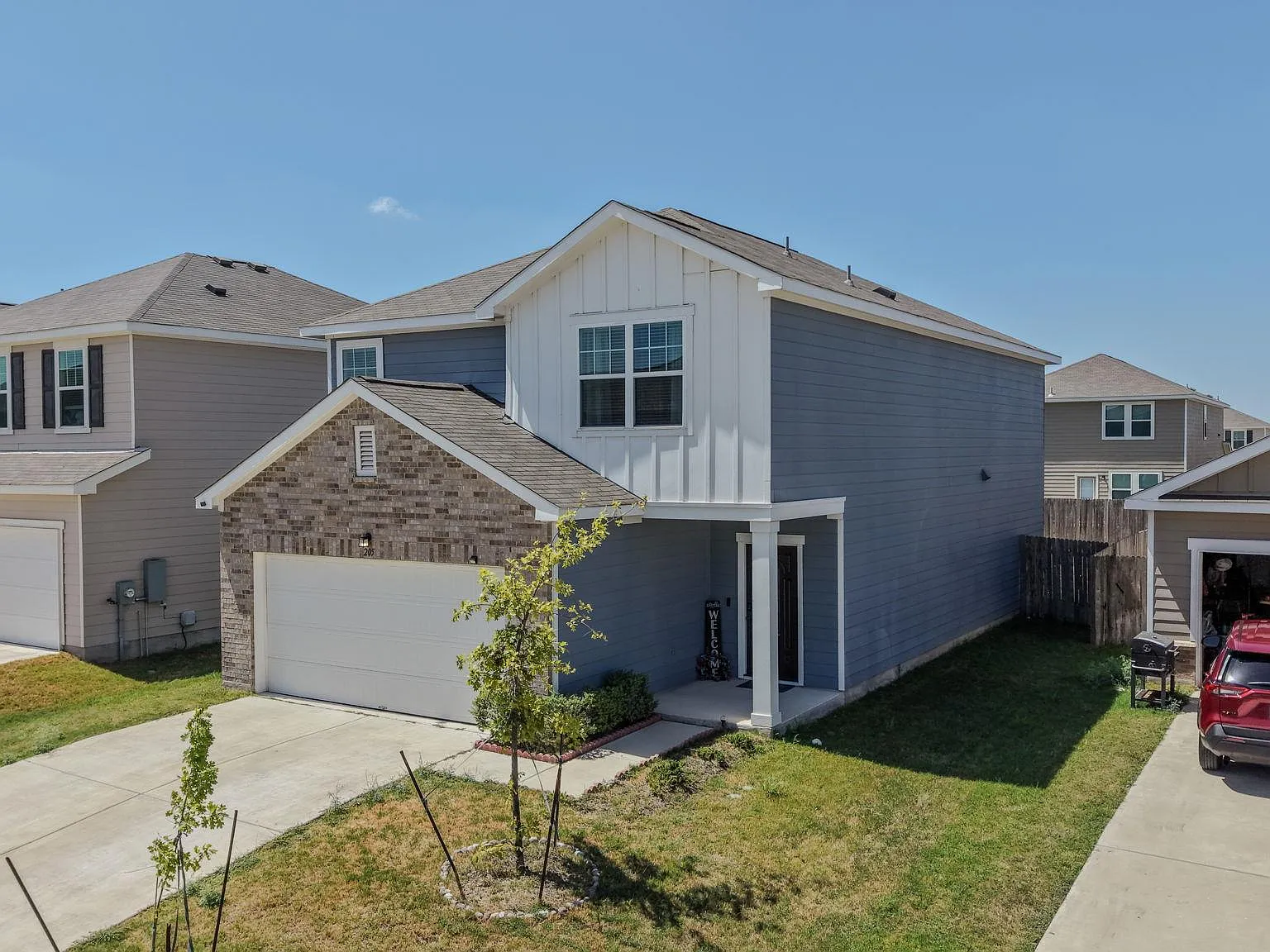 4 bed, 3.0 bath, 2324 sqft, $2,400 — Photo 2