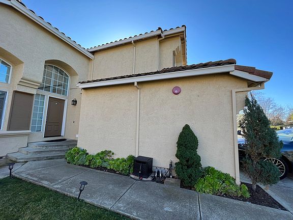 3rd image of 926 Loyola Way