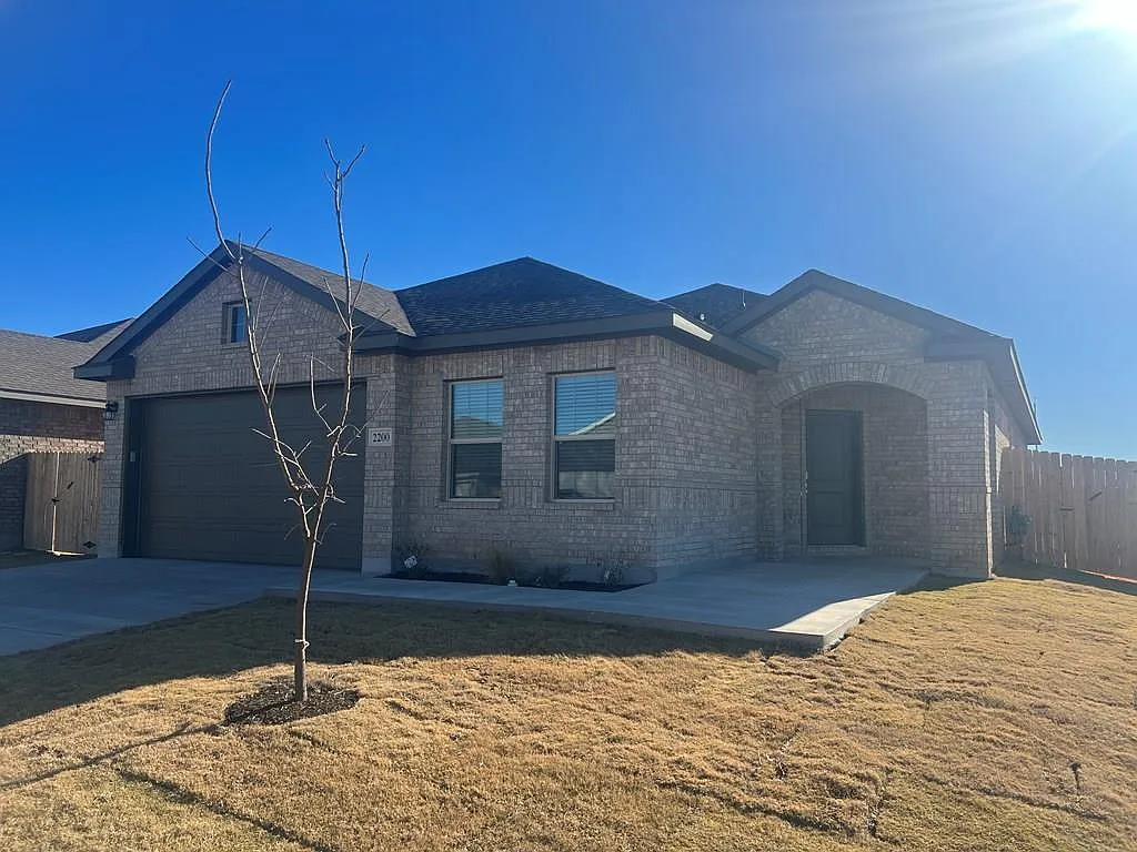 5 bed, 2.5 bath, 2700 sqft, $3,000 — Photo 2