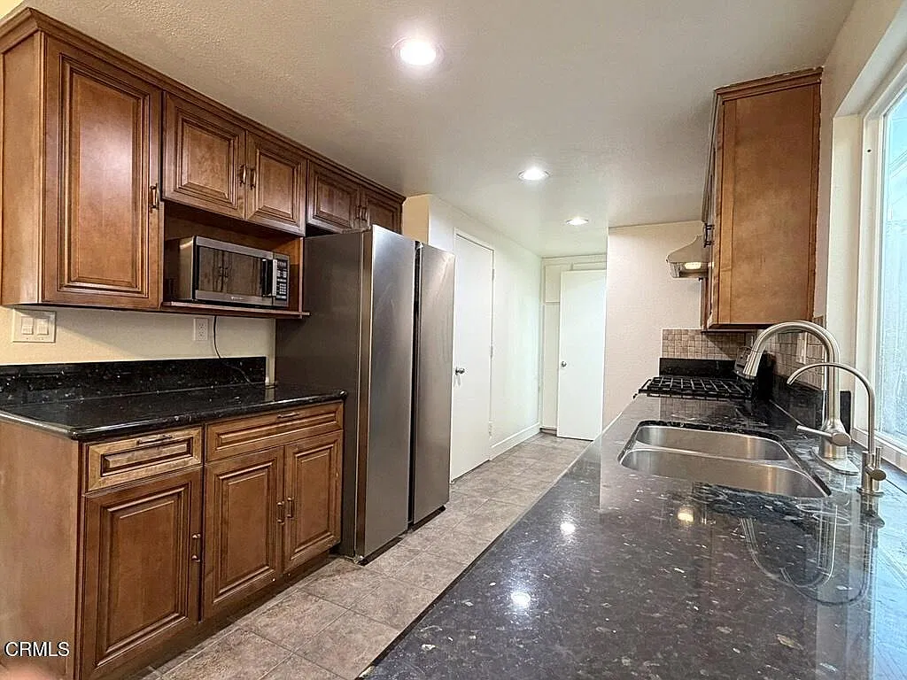 3 bed, 2.5 bath, 1368 sqft, $3,680 — Photo 3