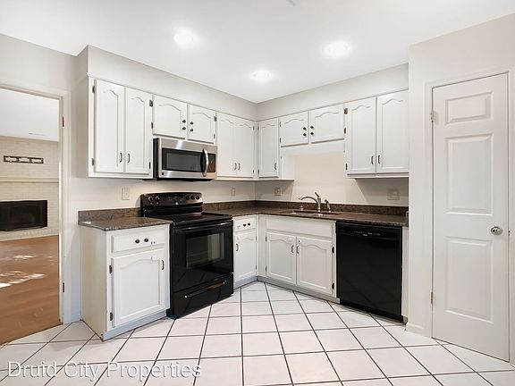 4th image of 1711 Saint Charles Pl
