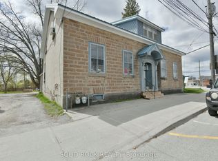 28 Wilson St W, Perth, ON K7H 2M9