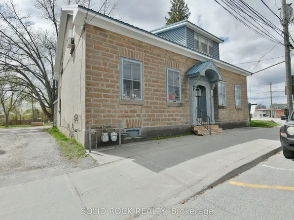 28 Wilson St W, Perth, ON K7H 2M9