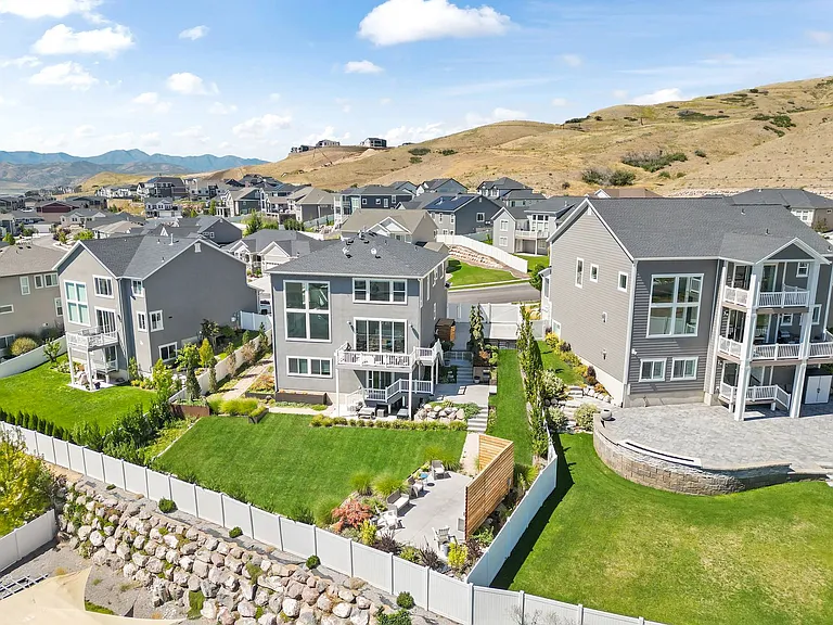 761 W Summer View Ln — Photo 3