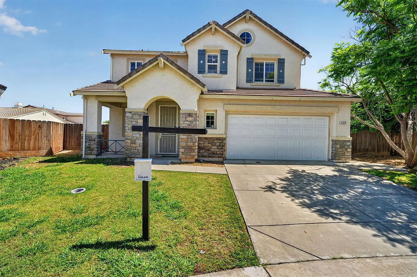 4 bed, 2372 sqft, $2,600 — Photo 1