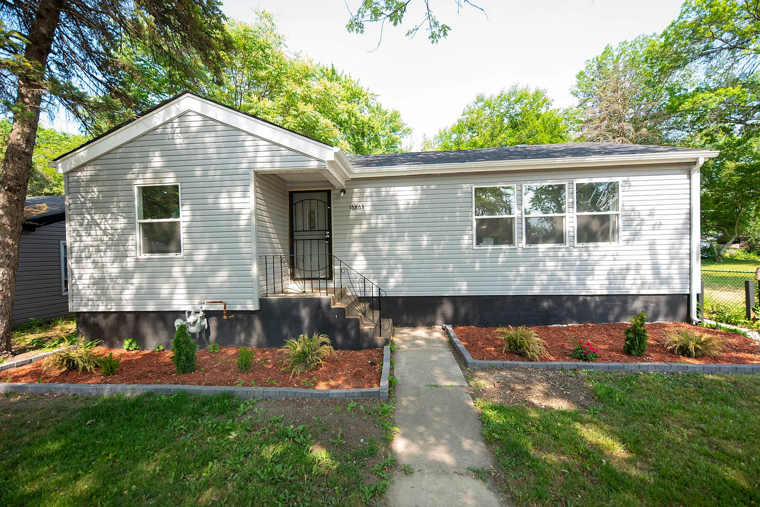 16863 Western Ave photo 1