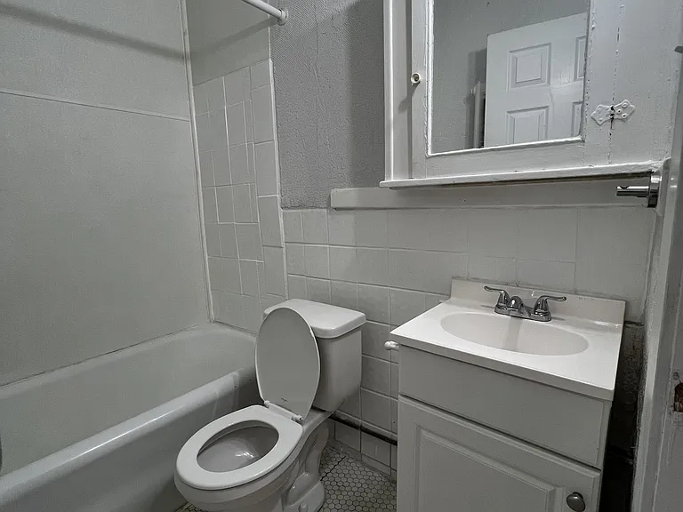 1441 Wyandotte St — Photo 6