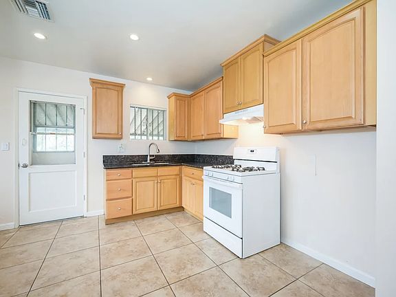 4th image of 12341 Poinsettia Ave