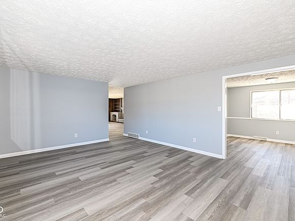 4th image of 15904 Farr Hills Dr