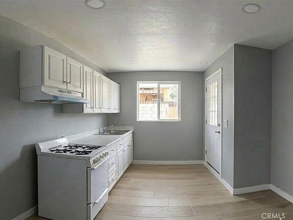 5th image of 1561 W 38th Pl