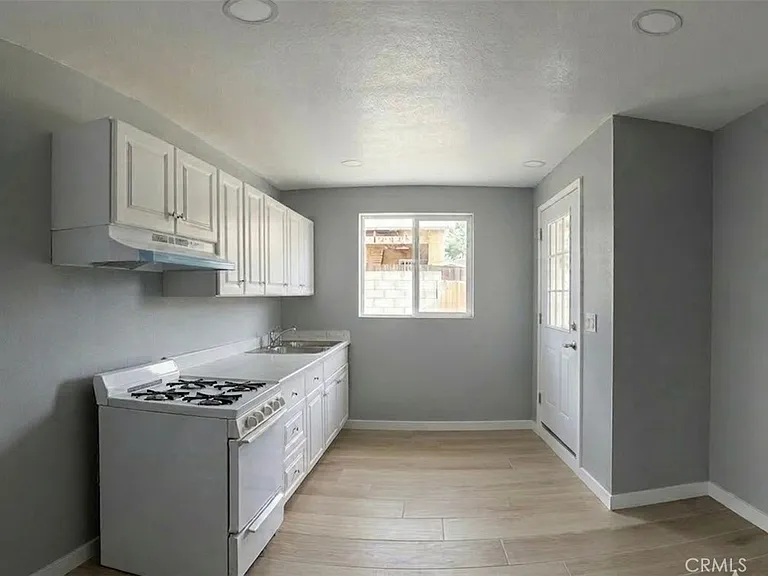 1561 W 38th Pl — Photo 5