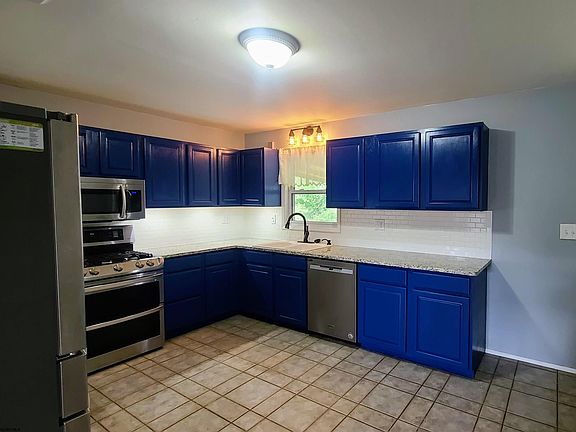 3rd image of 535 Aspen St