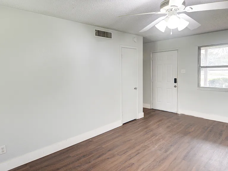 5413 Wedgwood Dr — Photo 4