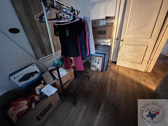 5th image of 215 Boswell St