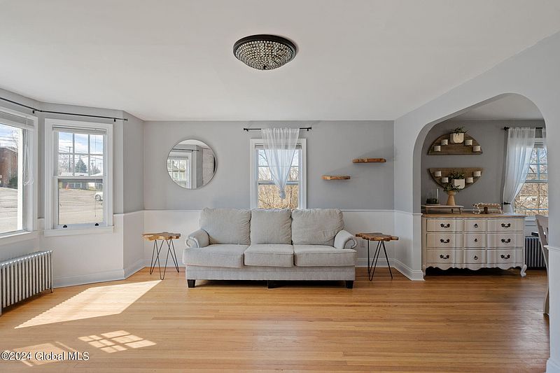 5th image of 7 Hampton Avenue