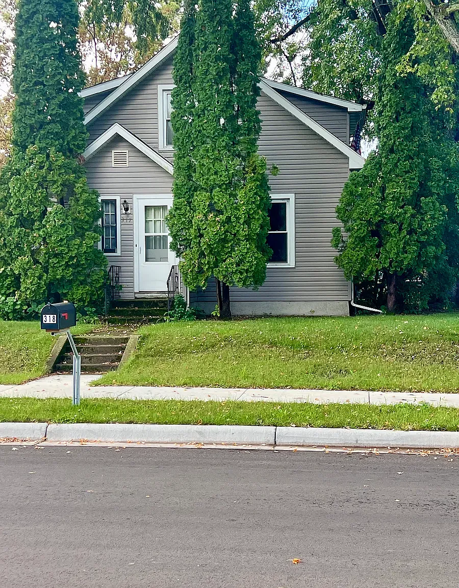 317 Central Dr W — Photo 2