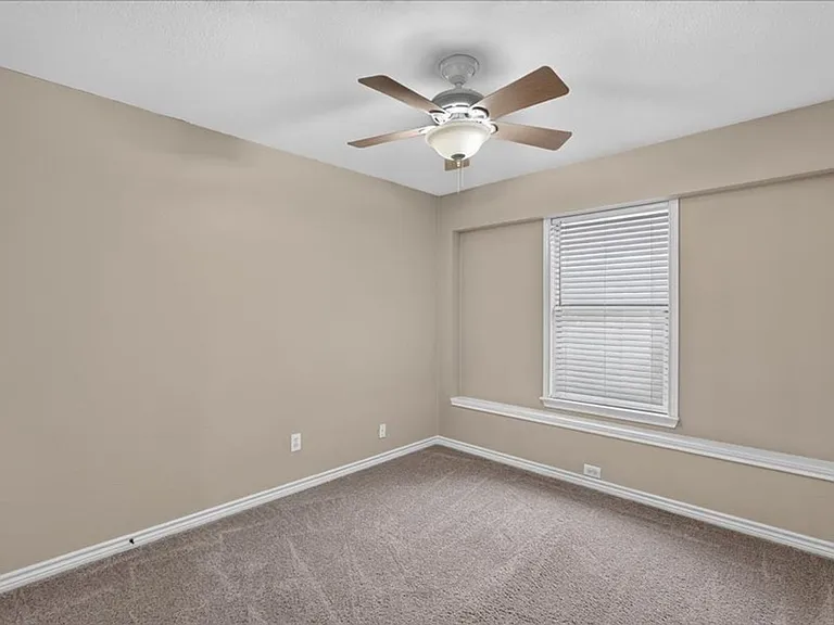 5912 Meadowglen Dr — Photo 11