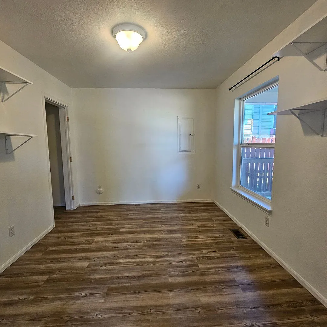 Comfortable 3-Bedroom, 2-Bath Lower Unit with Fully Fenced Yard in West Bremerton — Photo 4