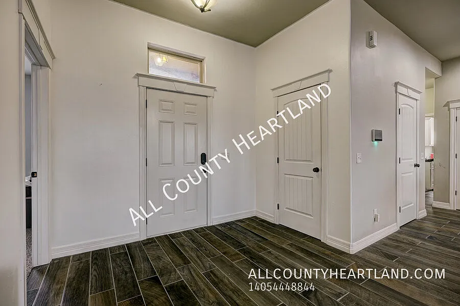 Beautiful 4-Bed, 2-Bath Home with Plenty of Space! — Photo 3