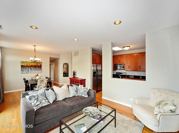 3rd image of 1830 N Winchester Ave APT 318