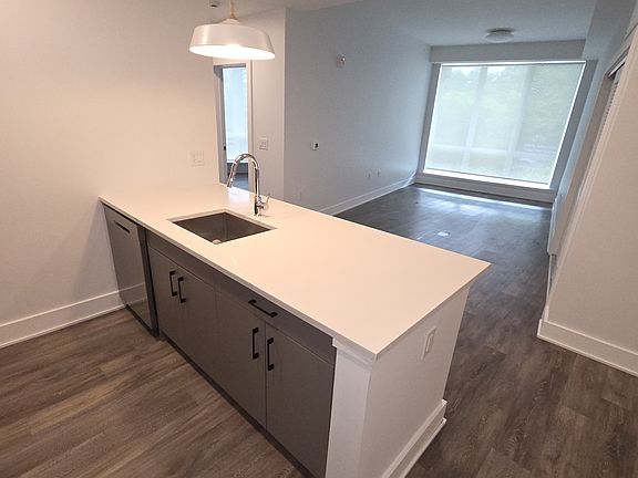 3rd image of 403 7th St APT 305