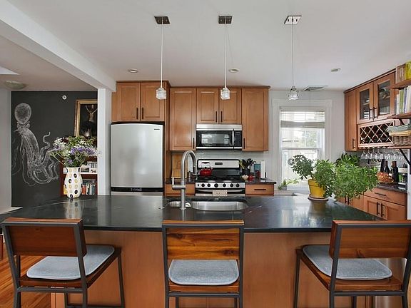 2nd image of 301-303 Broadway #2