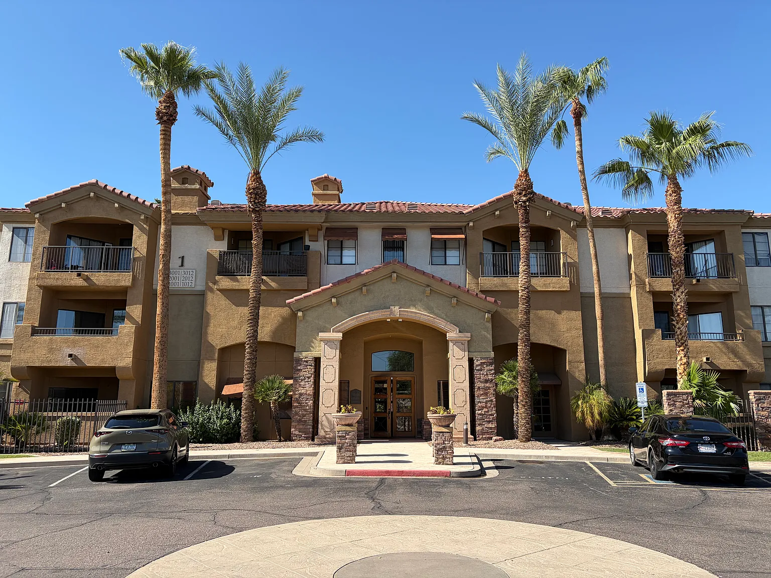 2 bed, 941 sqft, $1,595 — Photo 1