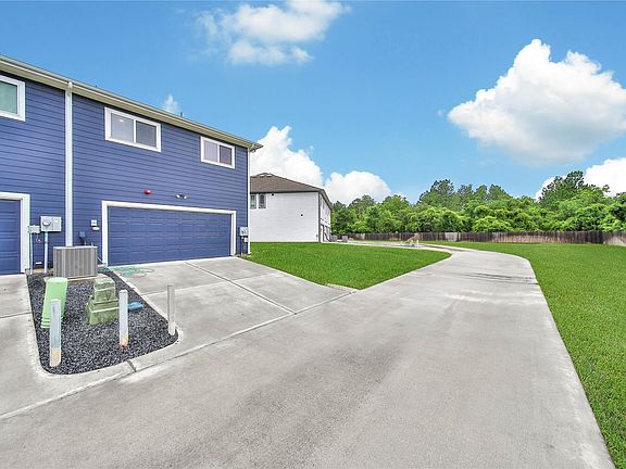 5th image of 2203 Seven Oaks Blvd