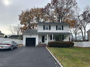 26 Saratoga St, Commack, NY 11725