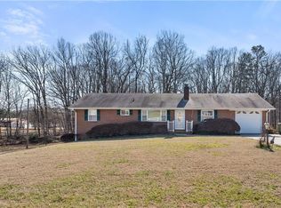 1539 Country Ln, Winston Salem, NC 27107