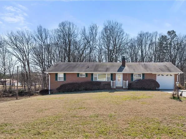 1539 Country Ln, Winston Salem, NC 27107