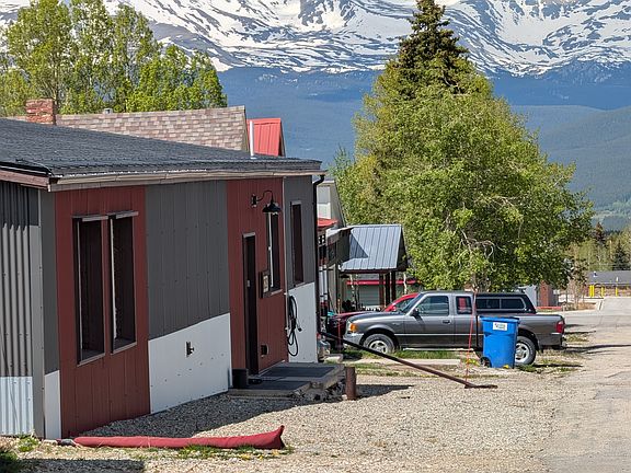 2 blocks from Mineral Belt Trail, 4 blocks from Safeway, 6 blocks from the middle of the Leadville "main street" area.