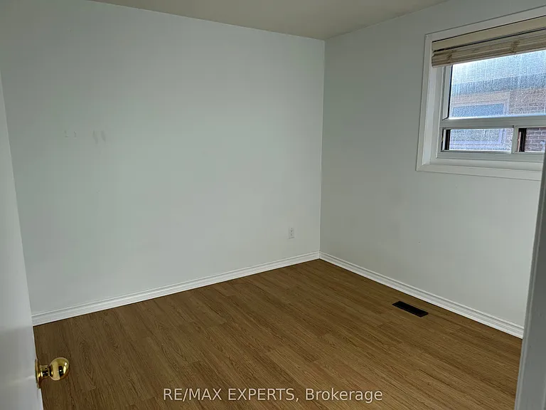 95 Navenby Cres — Photo 11