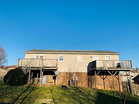 5th image of 208 Tulip Dr