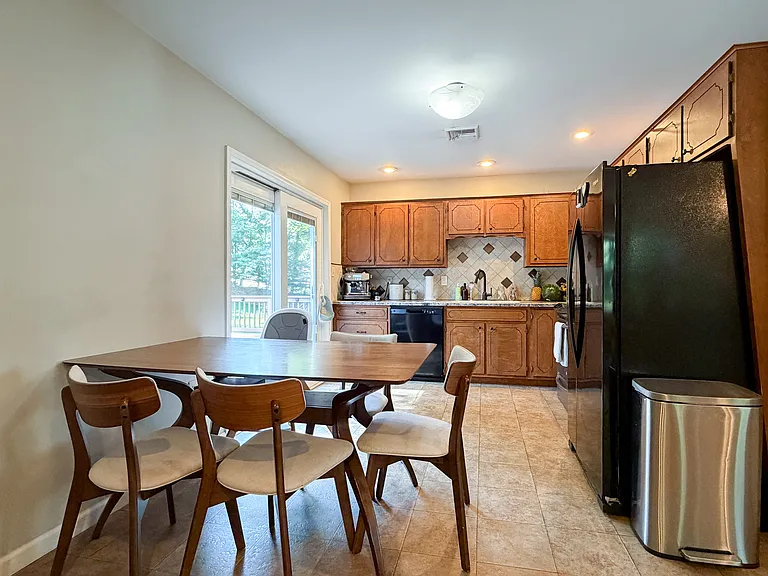 951 Daniel Dr — Photo 6