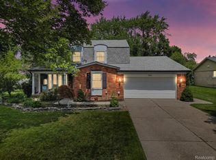 868 Dickson Ln, Rochester Hills, MI 48307