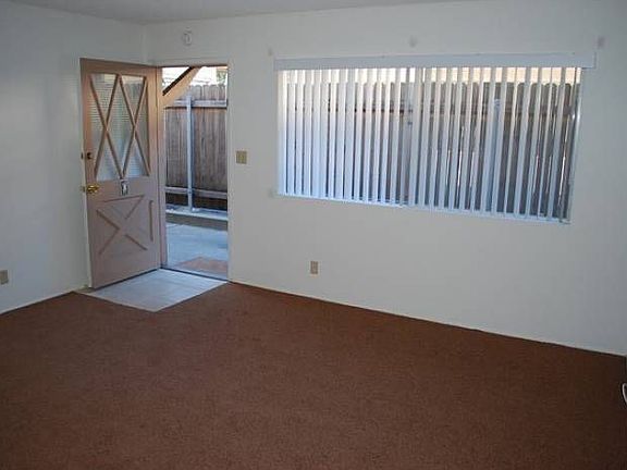 Entry/Living room