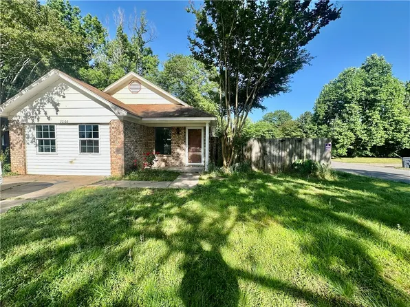 2202 S Jackson Cv, Russellville, AR 72802