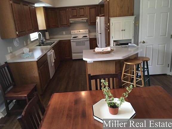 2nd image of 843 S Charlton Park Rd