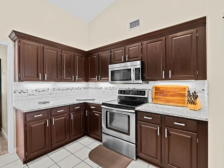 1707 Primrose Ln — Photo 11