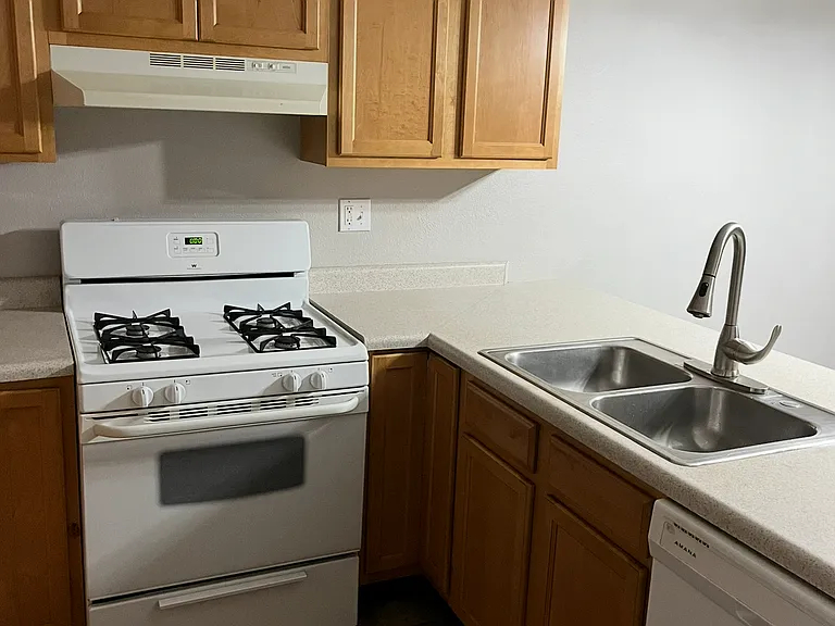 1531 Westchester Ave — Photo 14