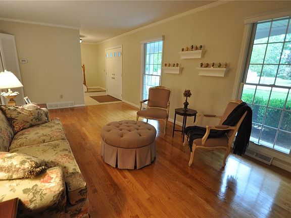 4th image of 561 Marvis Dr