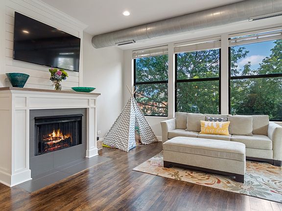 2nd image of 3944 N Claremont Ave Unit 208